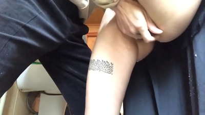 Сквирт ў школьнай ваннай, сапраўдны пенны аргазм - мой настаўнік зрабіў усё магчымае